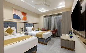 Hotel Sapphire House - 3 Mins Walk From Metro And 5 Mins From Rail Station